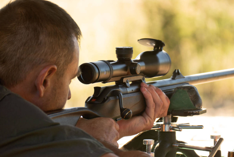 Kontrollschüsse vor Beginn der Jagd sind Pflicht. Wer keine eigene Büchse mitbringen möchte, findet auf Sney Revier eine große Auswahl an Blaser R8 Repetierbüchsen.