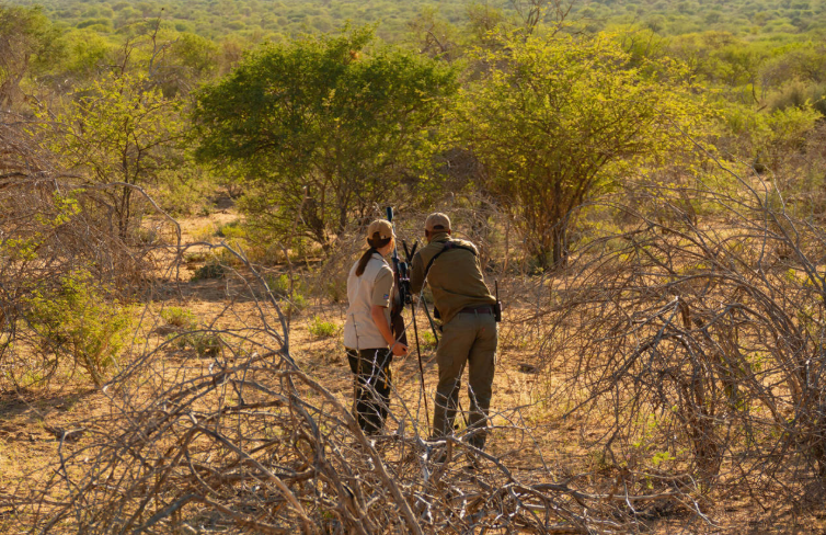 A well-rehearsed team. When hunting in the dense bush, it pays off if you know your rifle like the back of your hand.