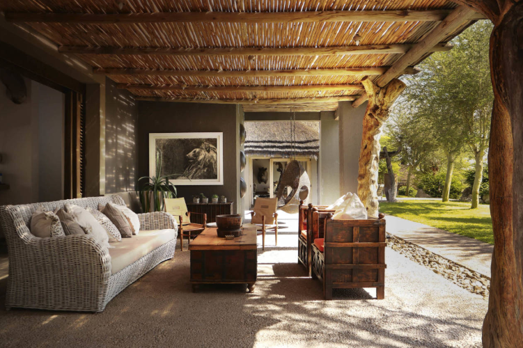 There are also many quiet seating areas in the main house. Thanks to the largely open design of the house, the temperature here is always pleasant, even in the hot Namibian summer from November to March. 