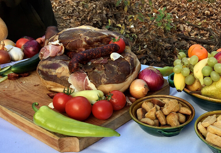 Deftige Eintöpfe, scharfe Paprikawürste und leckere Schinken bieten energiereiche Gaumenfreuden.